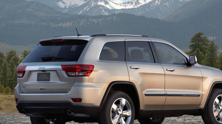 2011 Jeep Grand Cherokee Limited Side Pose Near Moutains